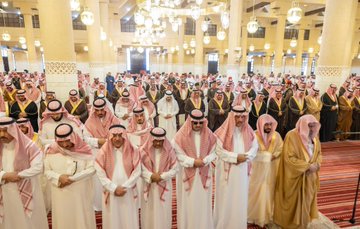 نائب أمير الرياض يؤدي صلاة الميت على الأمير محمد بن بندر..صور