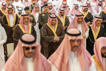 نائب أمير الرياض يؤدي صلاة الميت على الأمير محمد بن بندر..صور