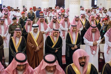 أمير الرياض يؤدي صلاة الميت على الأميرة نوره بنت عبدالعزيز بن عبدالرحمن آل سعود..صور