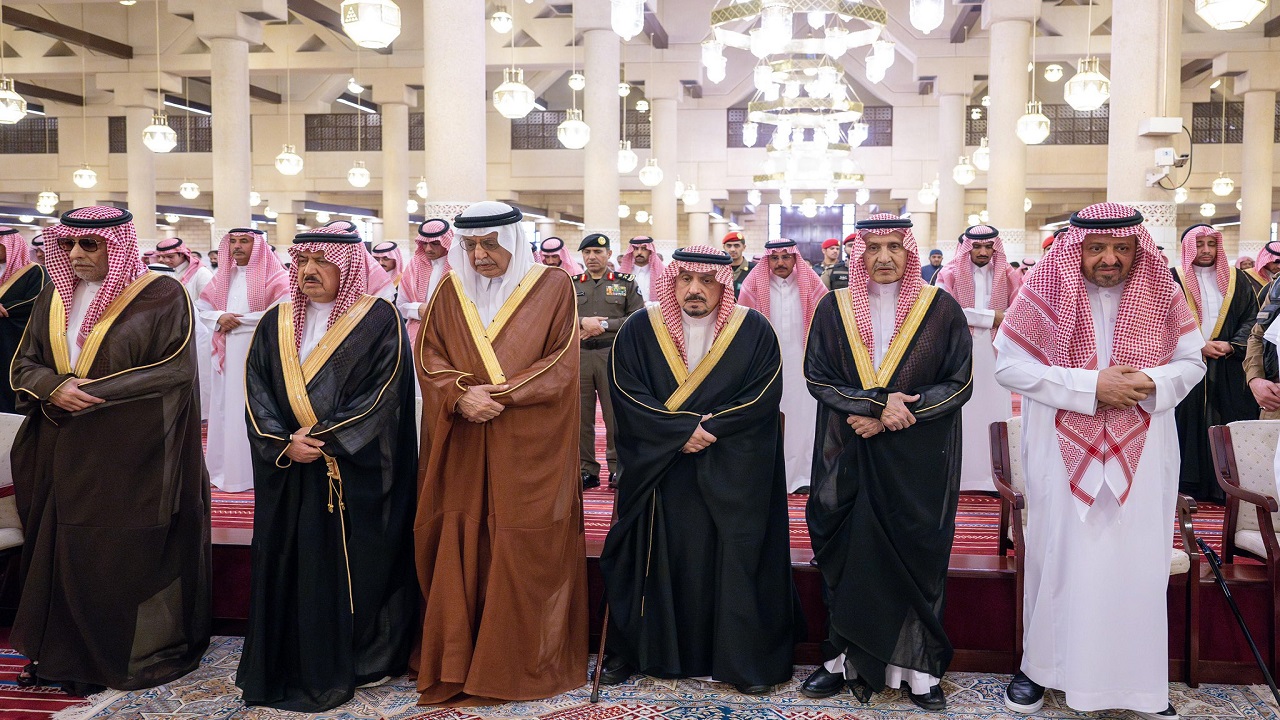 أمير الرياض يؤدي صلاة الميت على الأميرة نوره بنت عبدالعزيز بن عبدالرحمن آل سعود..صور