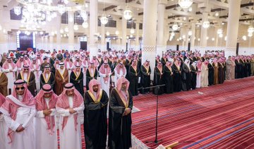 أمير الرياض يؤدي صلاة الميت على الأميرة نوره بنت عبدالعزيز بن عبدالرحمن آل سعود..صور