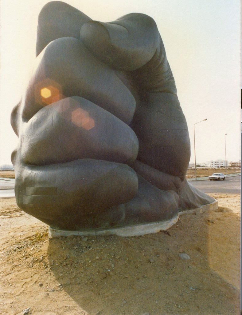 لقطة قديمة لمجسم القبضة في جدة