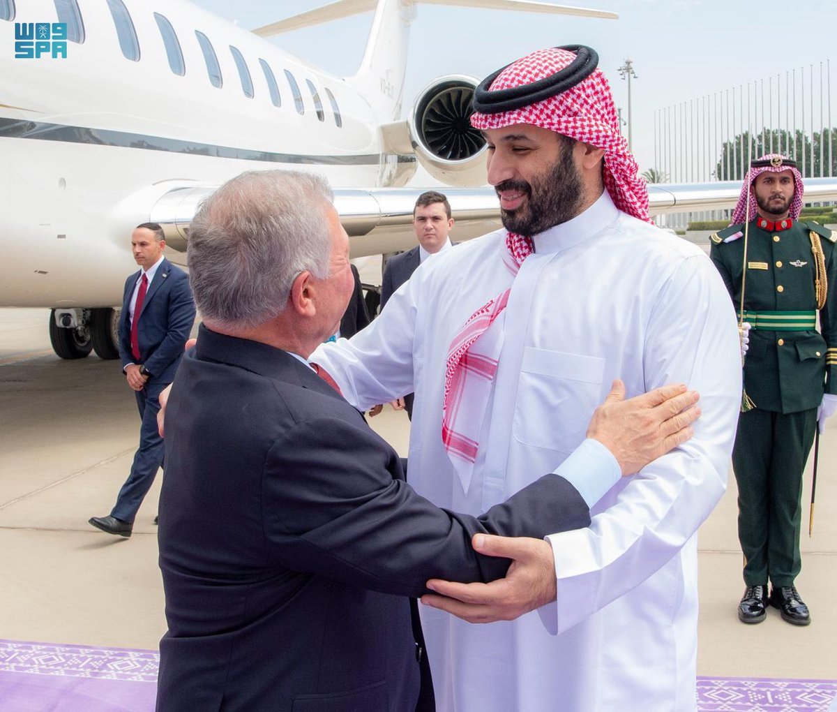 ملك الأردن يصل إلى جدة وسمو ولي العهد في مقدمة مستقبليه.. صور
