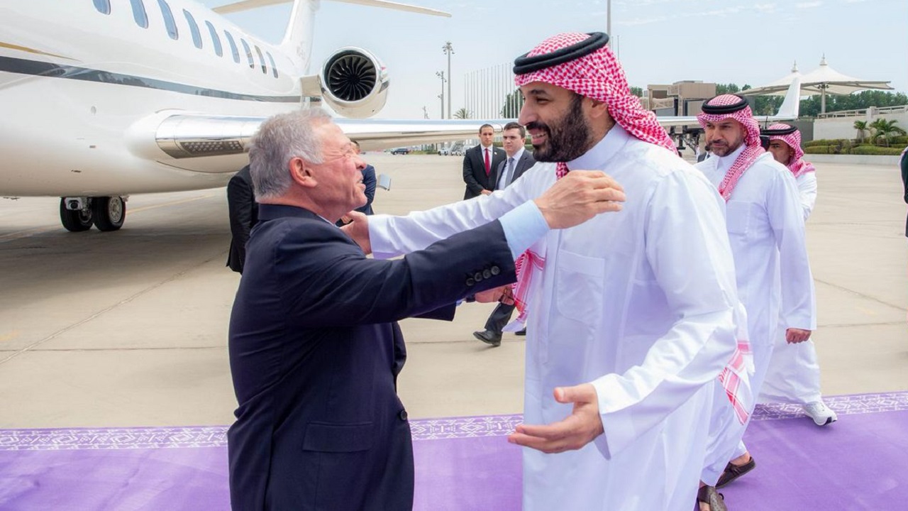 ملك الأردن يصل إلى جدة وسمو ولي العهد في مقدمة مستقبليه.. صور