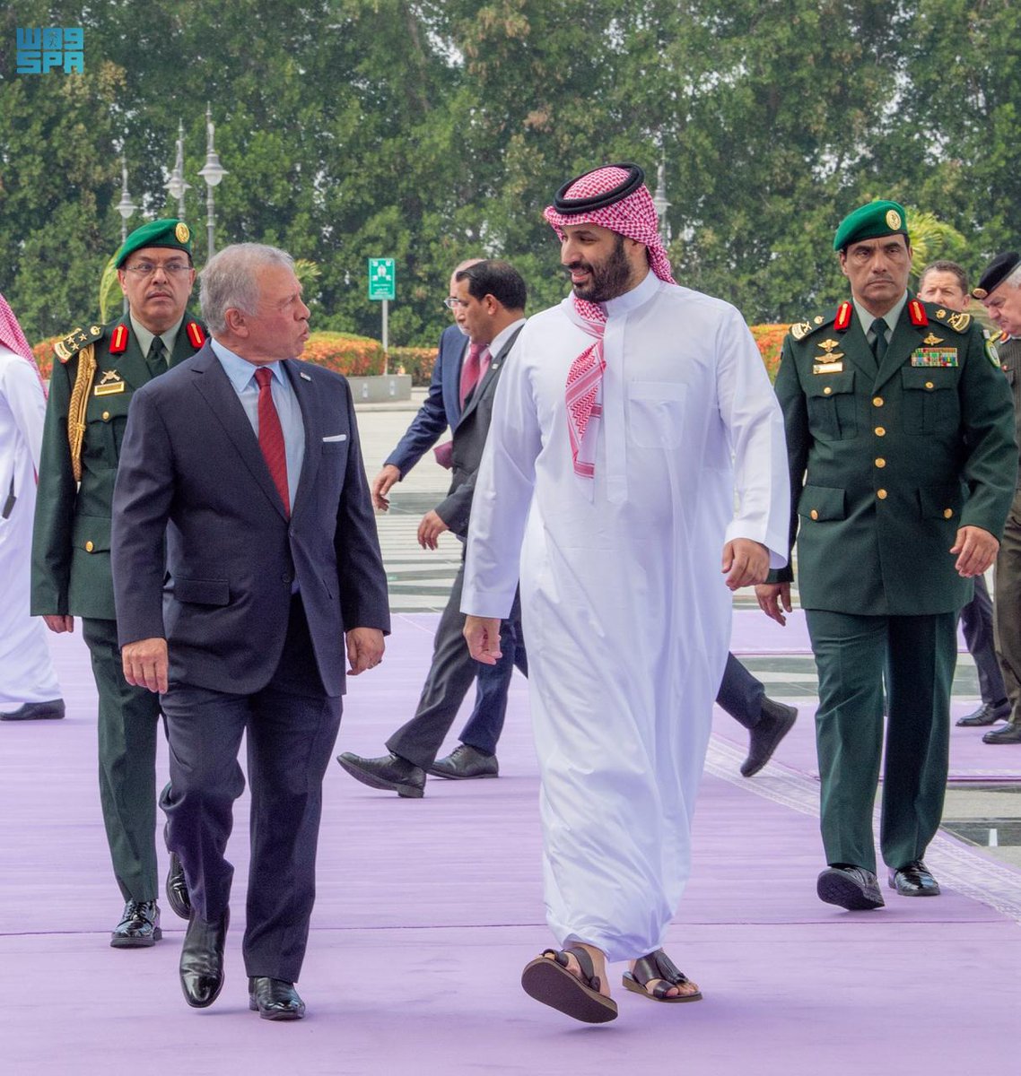 ملك الأردن يصل إلى جدة وسمو ولي العهد في مقدمة مستقبليه.. صور