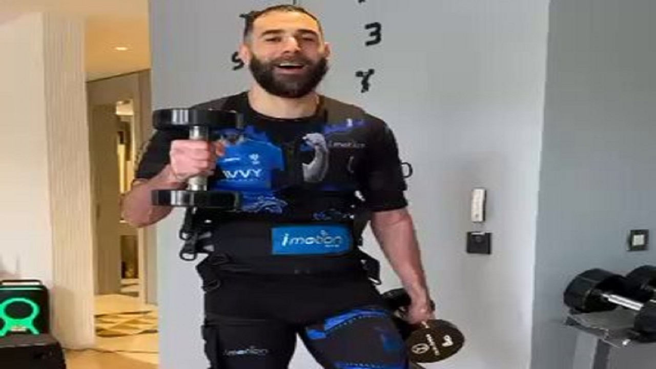 بنزيما يرقص بالدمبل على أنغام الموسيقى.. فيديو