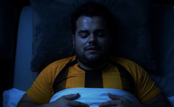 الأهلي يسخر من الاتحاد بمقطع تمثيلي لمشجع اتحادي يرى كابوسا في منامه.. فيديو