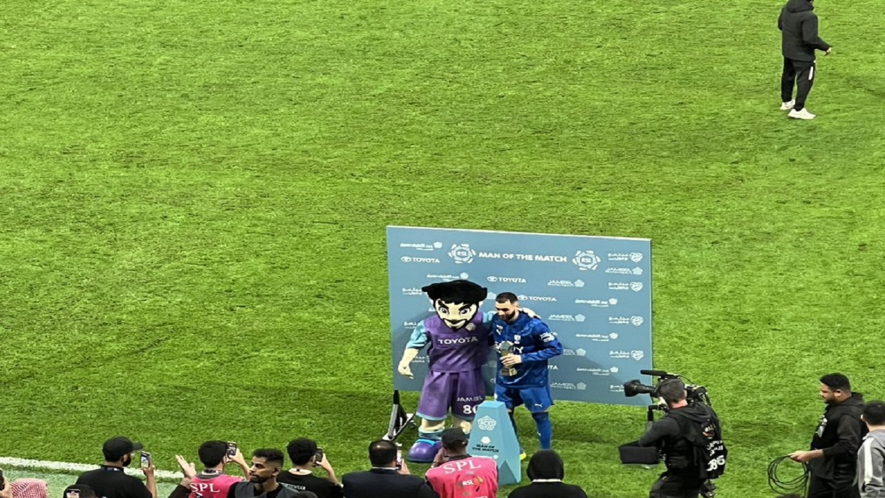 بنزيما يحصد جائزة أفضل لاعب في مباراة الهلال والنجمة