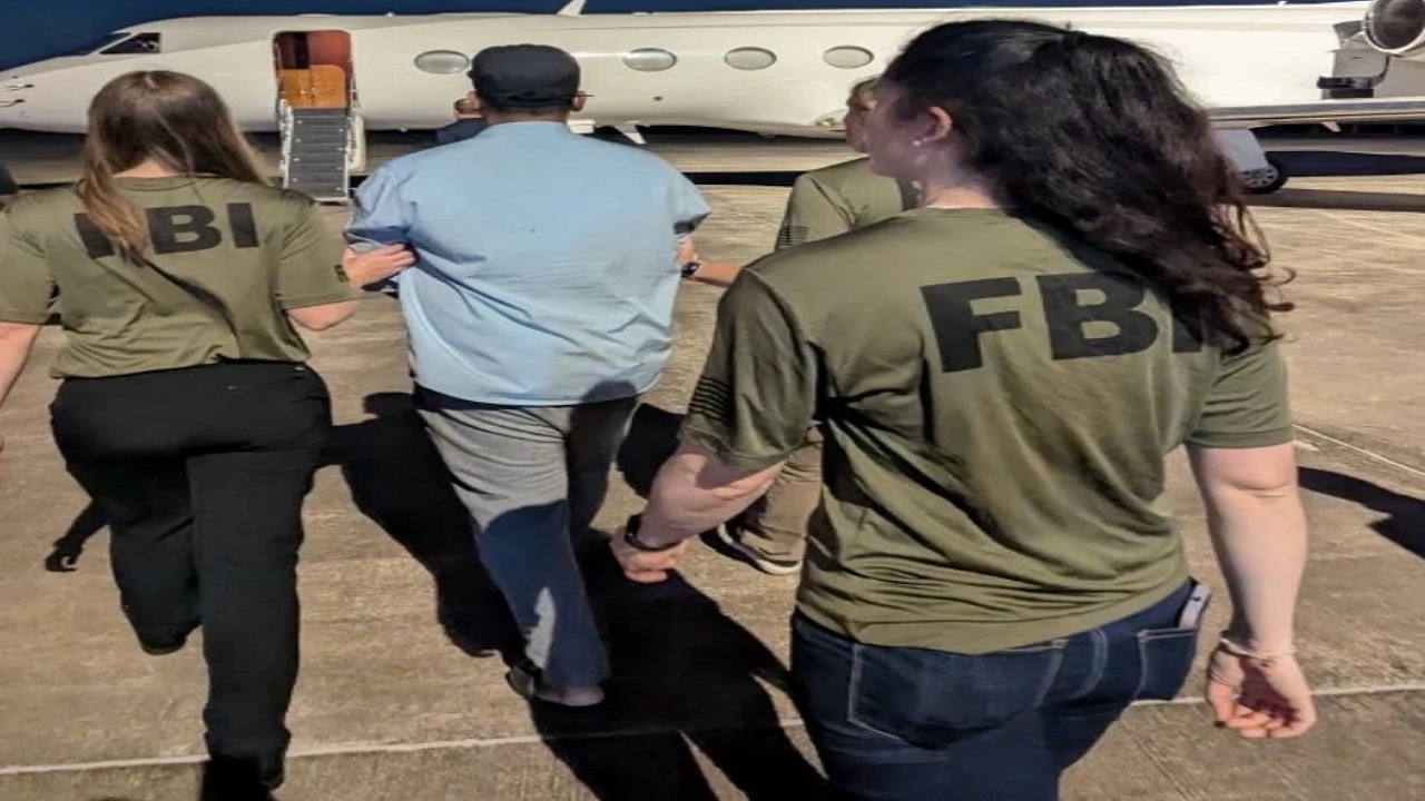 نقل صاحب أكبر شبكة ابتزاز جنسي في العالم إلى أمريكا لمحاكمته