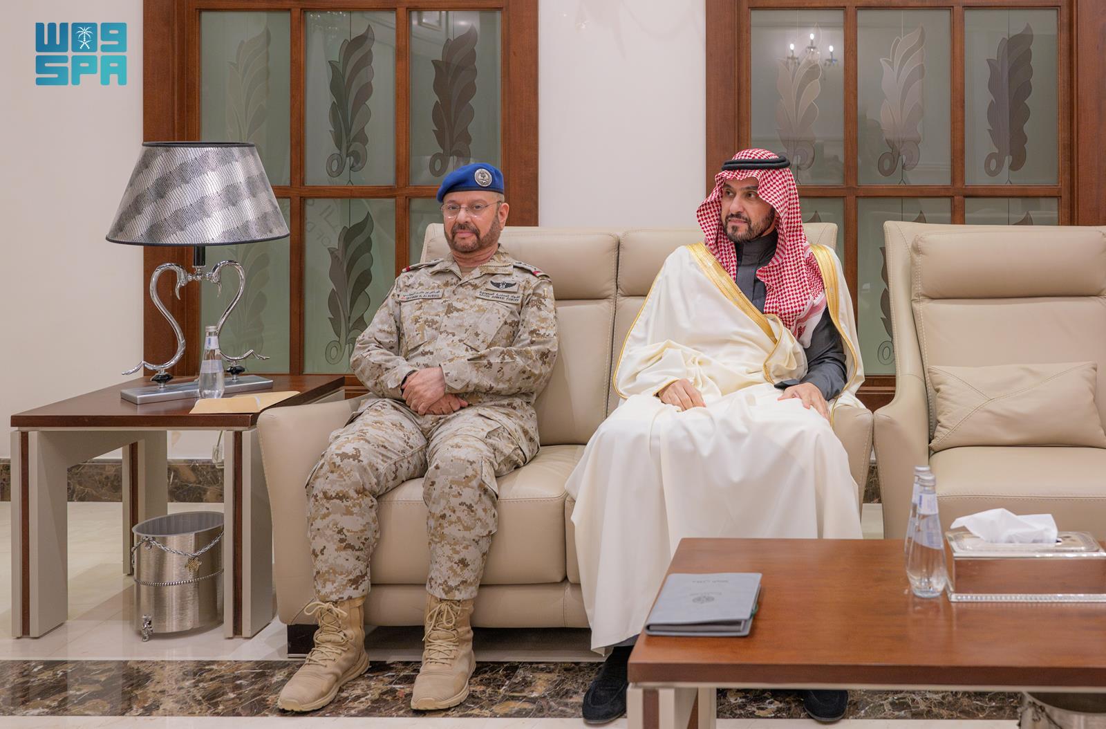 وزير الدفاع يلتقي قائد الجيش الباكستاني