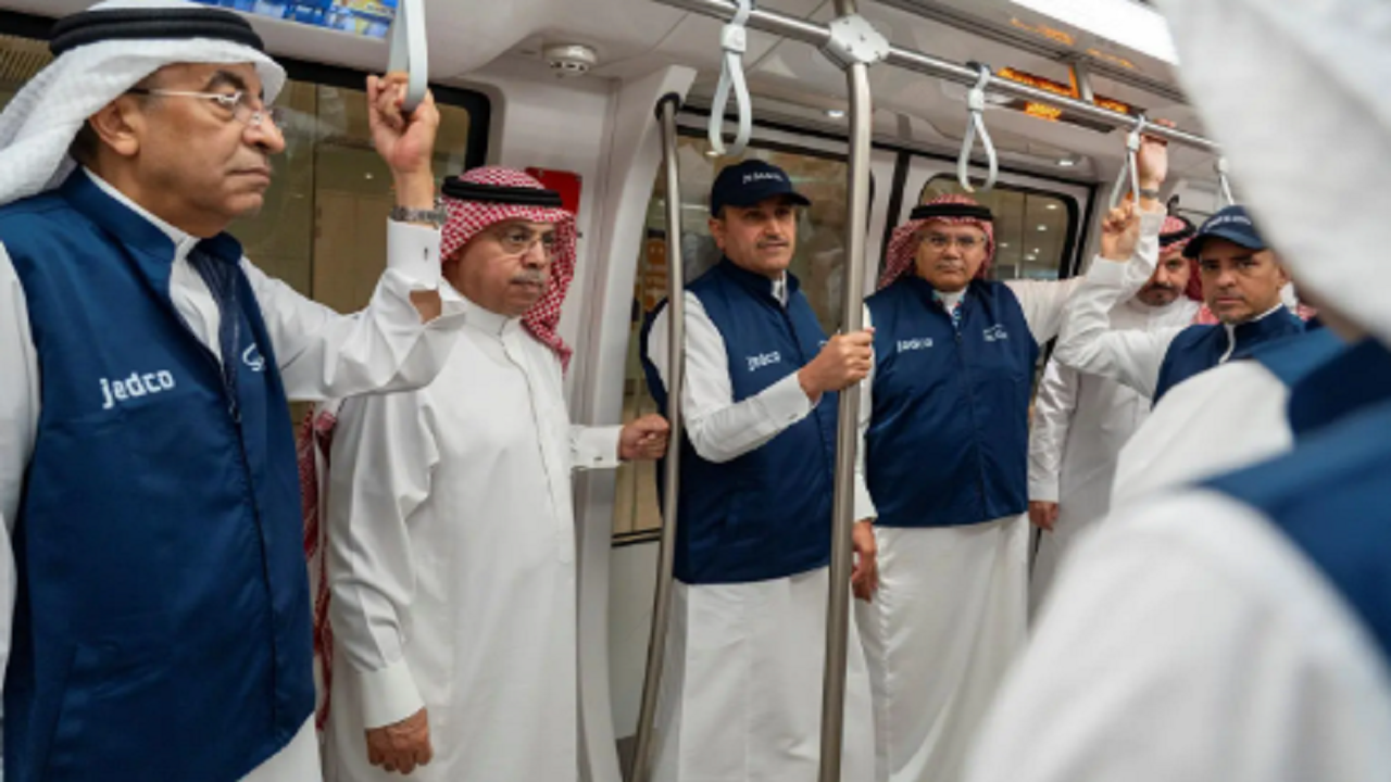 وزير النقل يتفقد حركة السفر والخطط التشغيلية في مطار جدة