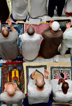 المشاهد الإيمانية والإنسانية في المسجد الحرام ليلة 27 من رمضان..صور