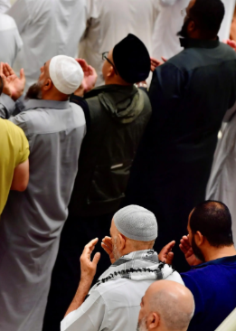 المشاهد الإيمانية والإنسانية في المسجد الحرام ليلة 27 من رمضان..صور