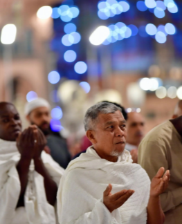 المشاهد الإيمانية والإنسانية في المسجد الحرام ليلة 27 من رمضان..صور