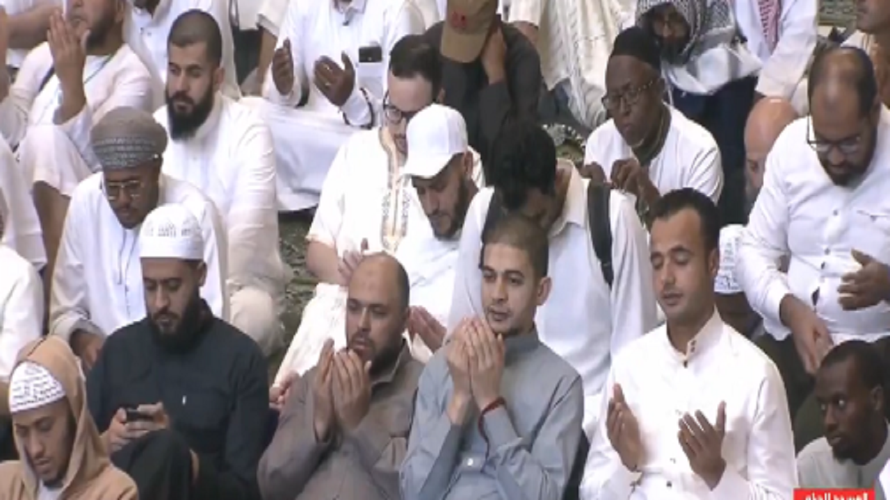 صلاة عيد الفطر من المسجد الحرام..فيديو