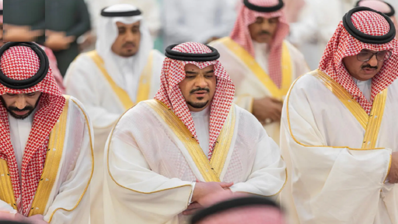 نائب أمير الرياض يؤدي صلاة الميت على حرم الشيخ سلطان بن سلمان بن حثلين
