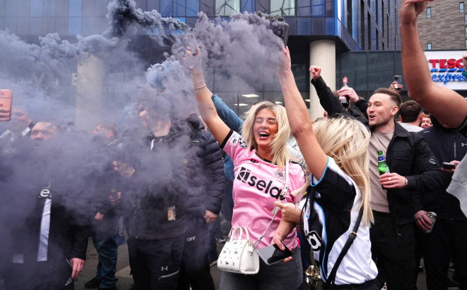 توقف مباراة نيوكاسل وسندرلاند بسبب إساءات عنصرية.. صور