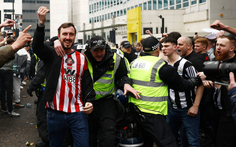 توقف مباراة نيوكاسل وسندرلاند بسبب إساءات عنصرية.. صور