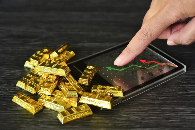 الذهب يرتفع بنحو 2%