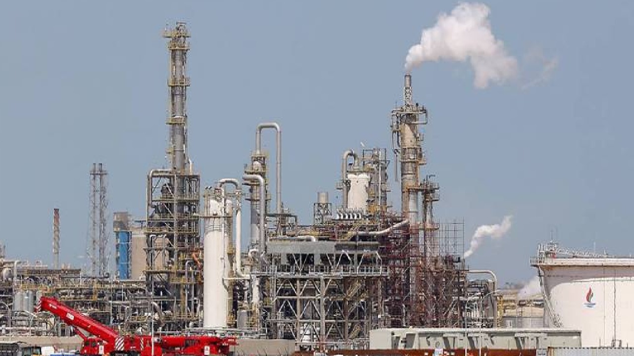 إصابة عاملين إثر سقوط شظايا في مصفاة ميناء الأحمدي بالكويت