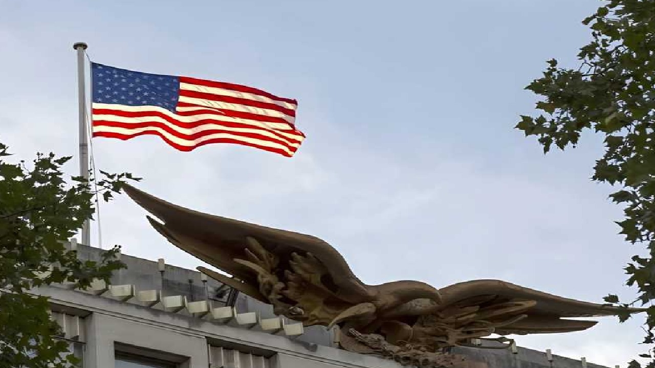 السفارة الأمريكية بالكويت تدعو رعاياها لتجنب مقرها بعد تعرضها لهجوم