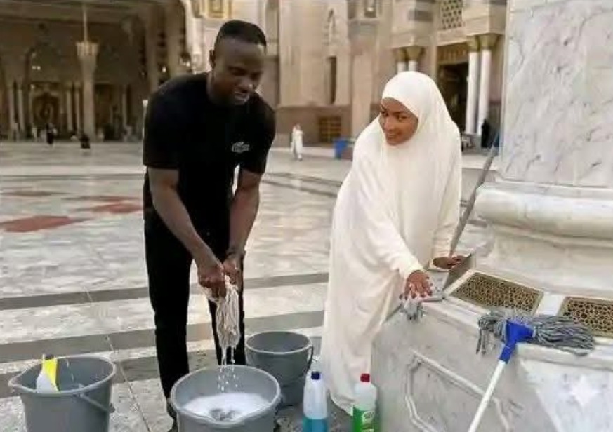 ساديو ماني وزوجته يشاركون في نظافة المسجد النبوي.. صور