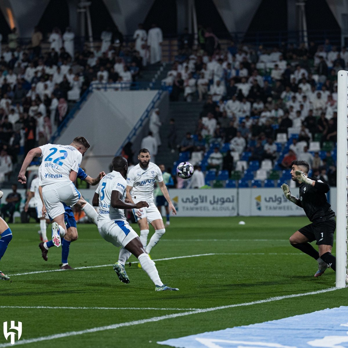 الهلال ينتقد آلية اختيار الحكام الأجانب ويطالب بطواقم من النخبة