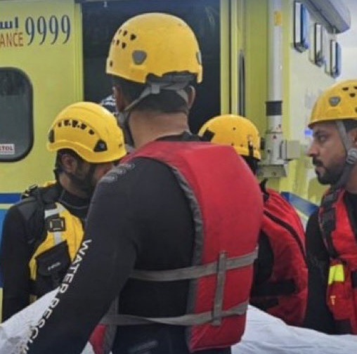 سقوط مروع لمركبة في مجرى وادي بعمان.. صور