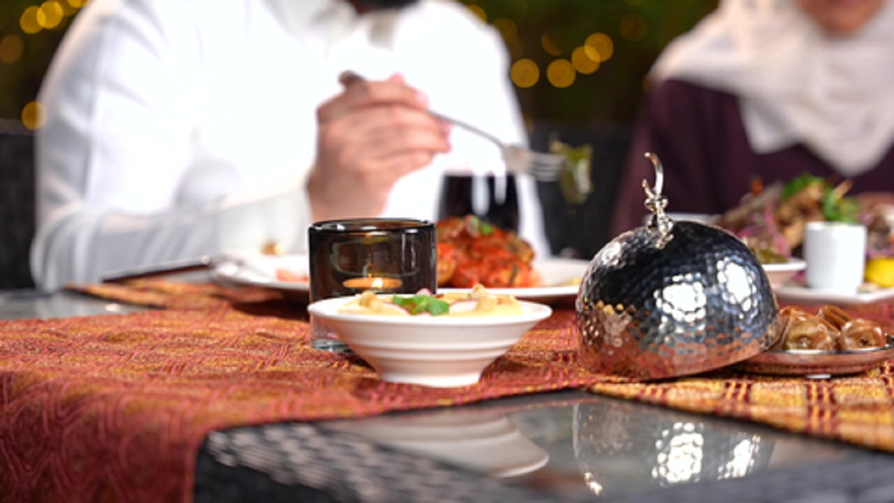 سعوديون في مصر يجتمعون حول مائدة إفطار رمضانية تعكس روح الألفة