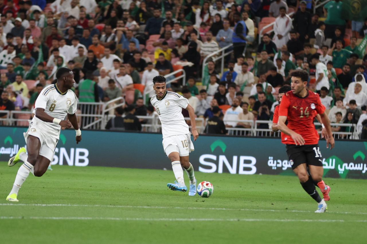 الفراج يفتح النار على العقيدي والمنتخب والمدرب بعد الخسارة أمام مصر