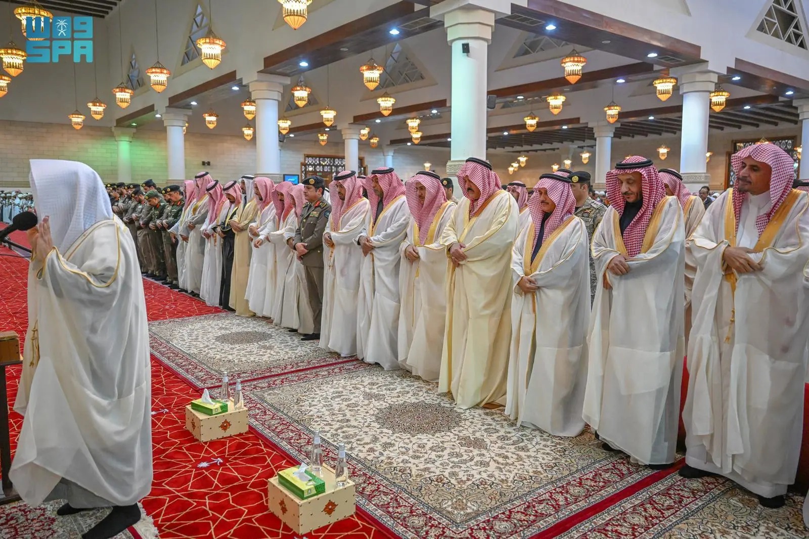 أمراء المناطق يؤدون صلاة عيد الفطر مع جموع المصلين..صور