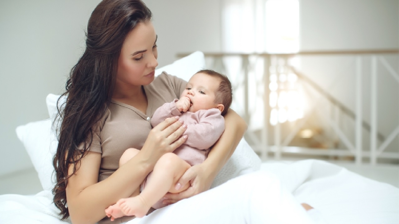 استشارية توضح المسموح والممنوع بعد الولادة