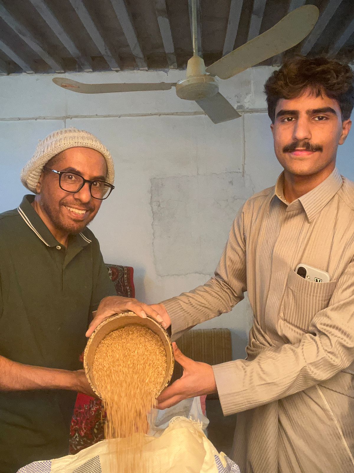 بالصاع والمد ومن أجود القمح.. الحربي يدرب أبناءه على إخراج زكاة الفطر