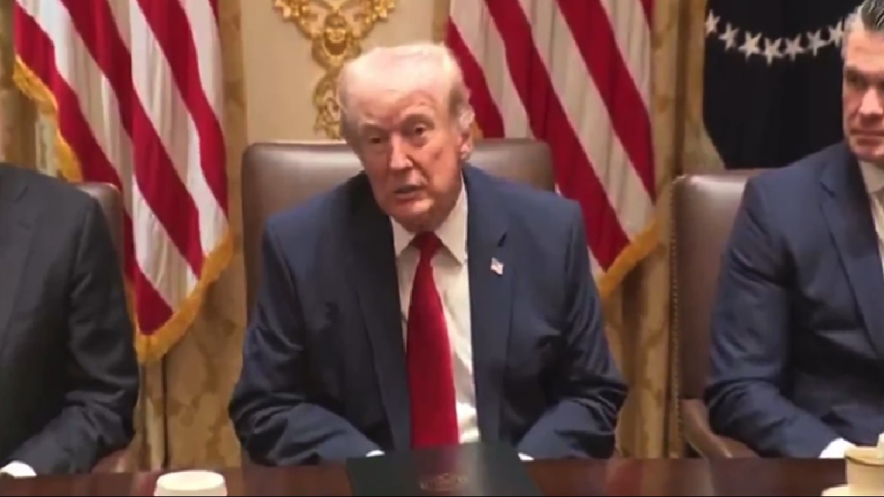 ترامب يكشف عن هدية إيران له.. فيديو