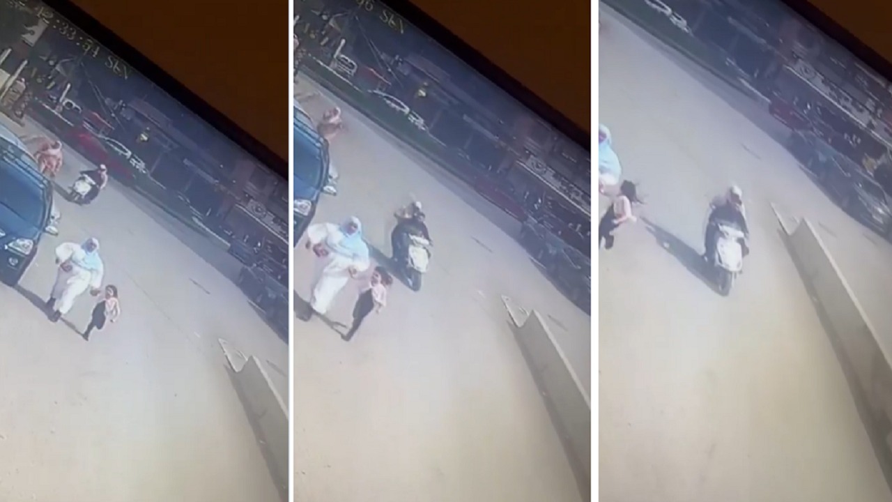 لحظة تعرض امرأة للسرقة في طرابلس.. فيديو