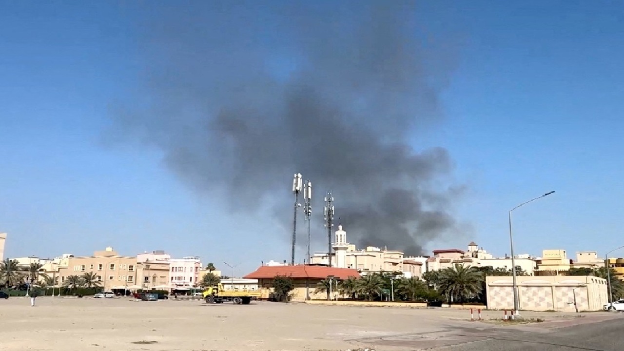 تضرر محيط مطار الكويت وانفجار خزانات وقود جراء هجوم بمسيرات