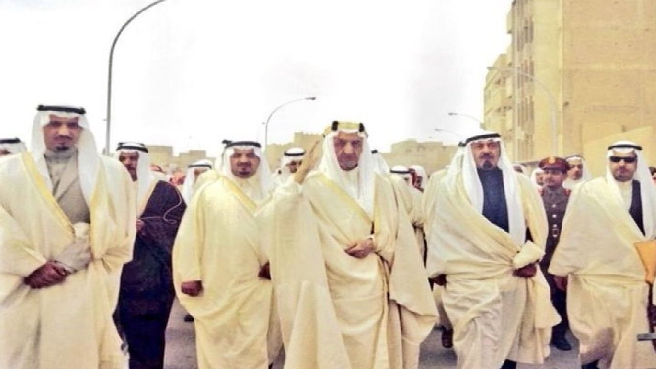 صورة تاريخية للملك فيصل مع الملك عبدالله بعد أدائهما صلاة العيد