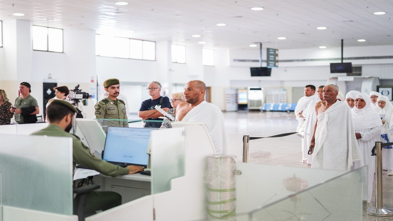 “جوازات ميناء جدة” تستقبل ضيوف الرحمن القادمين لأداء العمرة.. صور