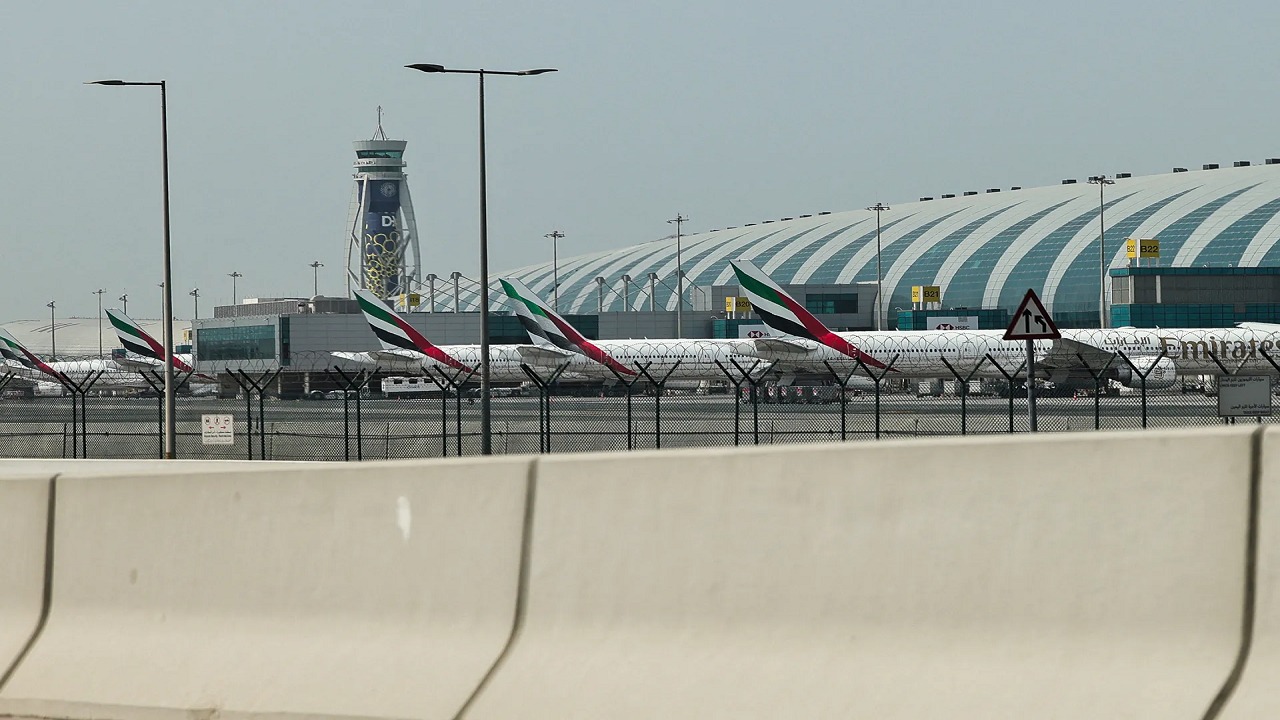 إصابة 4 أشخاص جراء سقوط مسيرتين في محيط مطار دبي