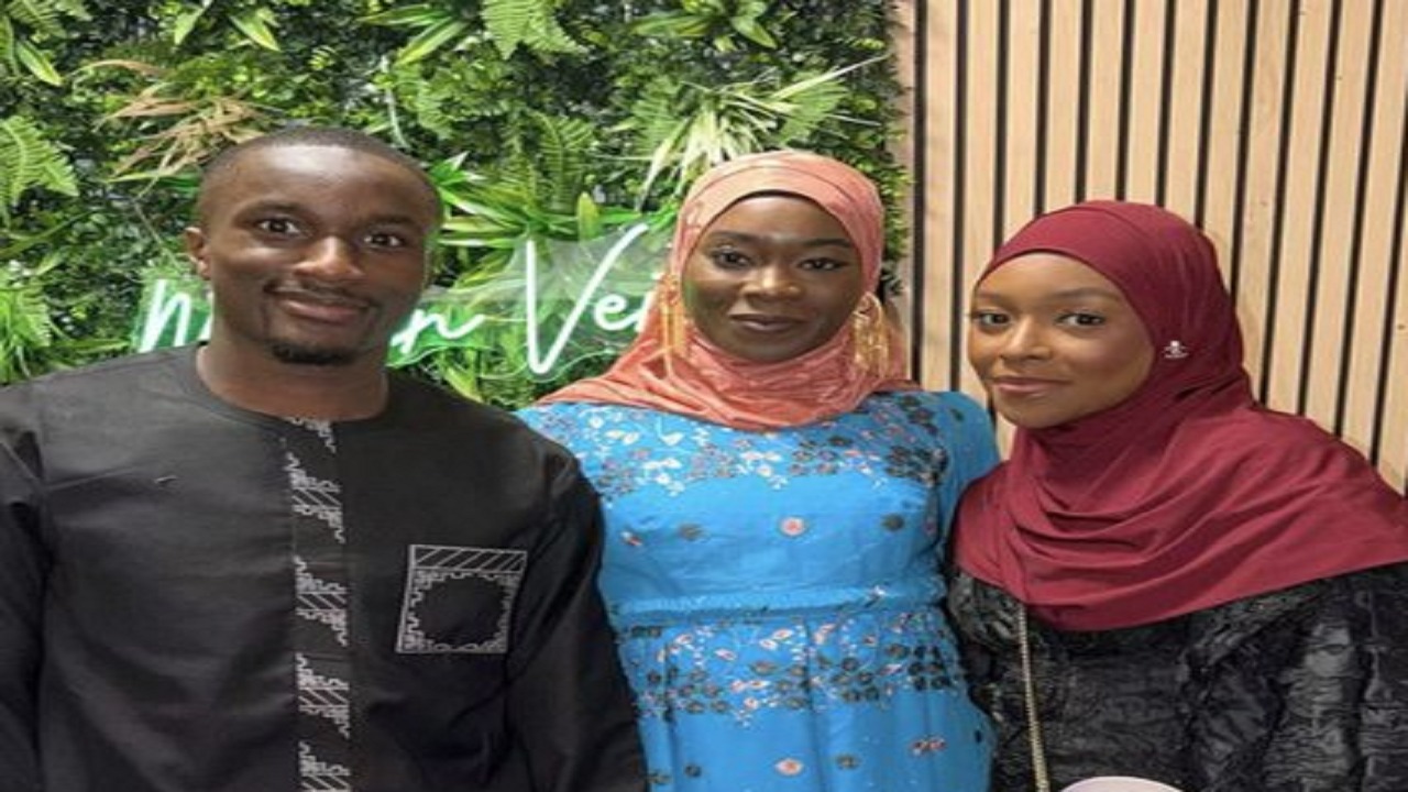 موسى ديابي يظهر برفقة والدته وزوجته في فرنسا