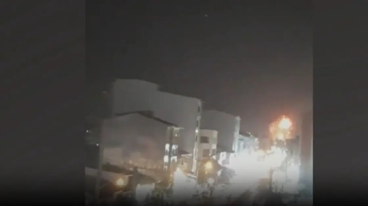 قصف عنيف يستهدف قواعد بحرية وجوية شمال إيران.. فيديو