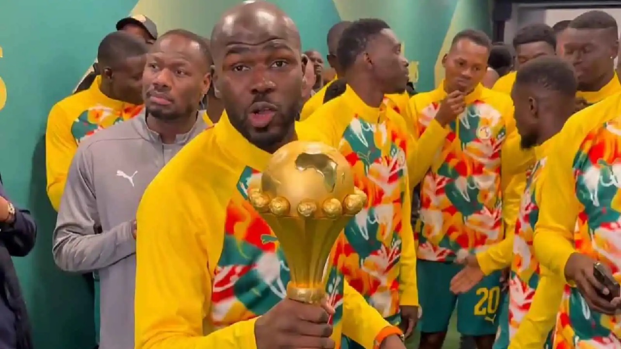 كوليبالي يرفع كأس أفريقيا قبل مواجهة بيرو.. فيديو