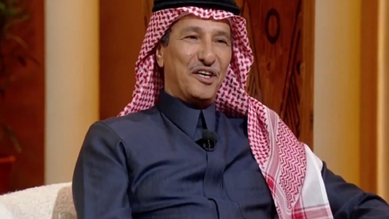 نايف صقر يصدح بالقصيدة التي ألقاها أمام الأمير سلمان بن سلطان في رحلة صيد .. فيديو