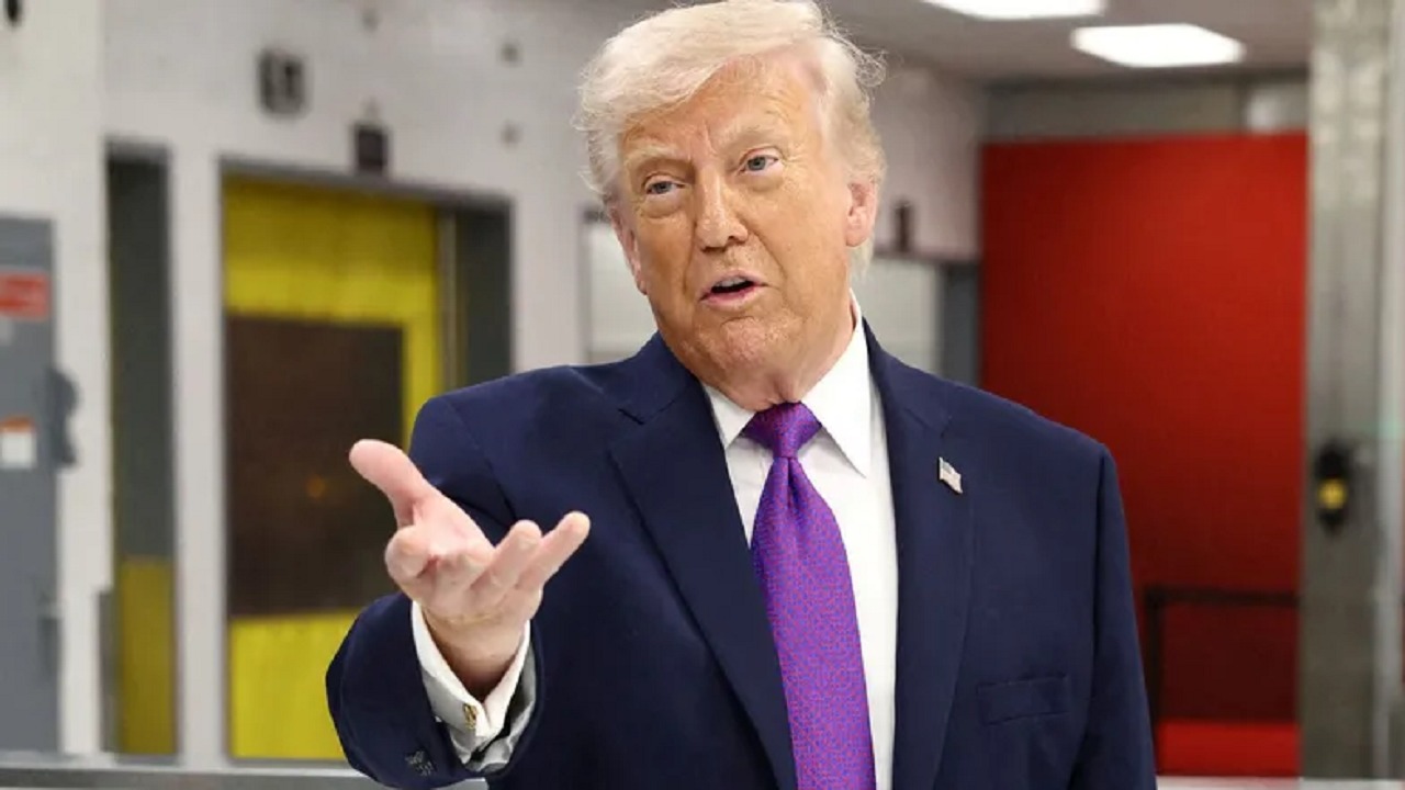 ترامب يتباهى بقصف جزيرة خارك الإيرانية مركز معالجة شحنات النفط الإيرانية.. فيديو