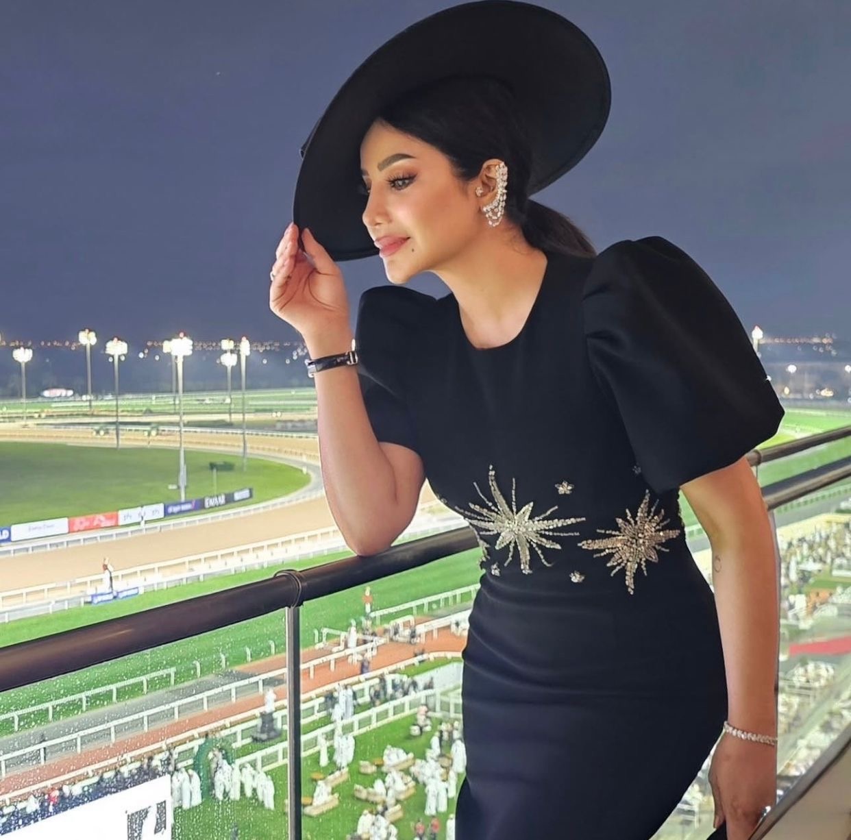 لجين عمران تتألق بإطلالة فاخرة في كأس دبي للخيول.. صور