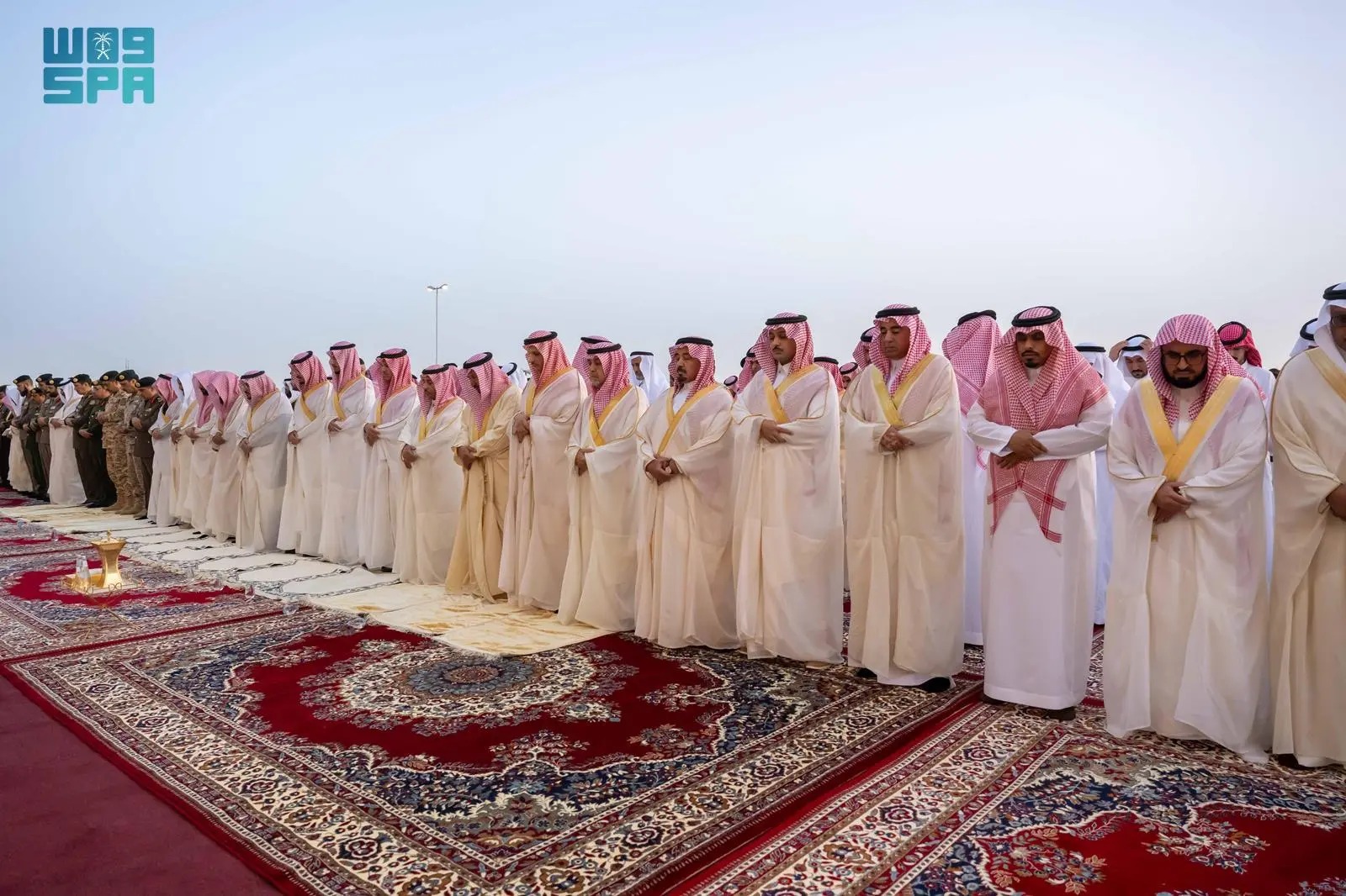 أمراء المناطق يؤدون صلاة عيد الفطر مع جموع المصلين..صور