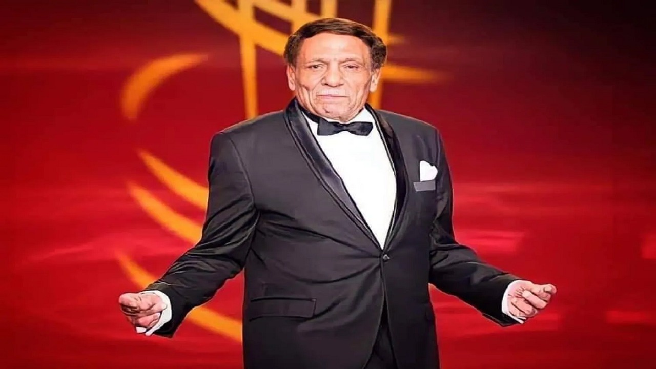 عادل إمام يبدأ تسجيل مذكراته تلفزيونياً مع ابنه رامي إمام.. فيديو