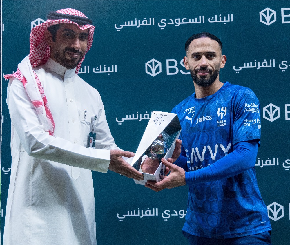 سلطان مندش يتسلم جائزة هدف الأسبوع