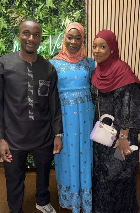 موسى ديابي يظهر برفقة والدته وزوجته في فرنسا