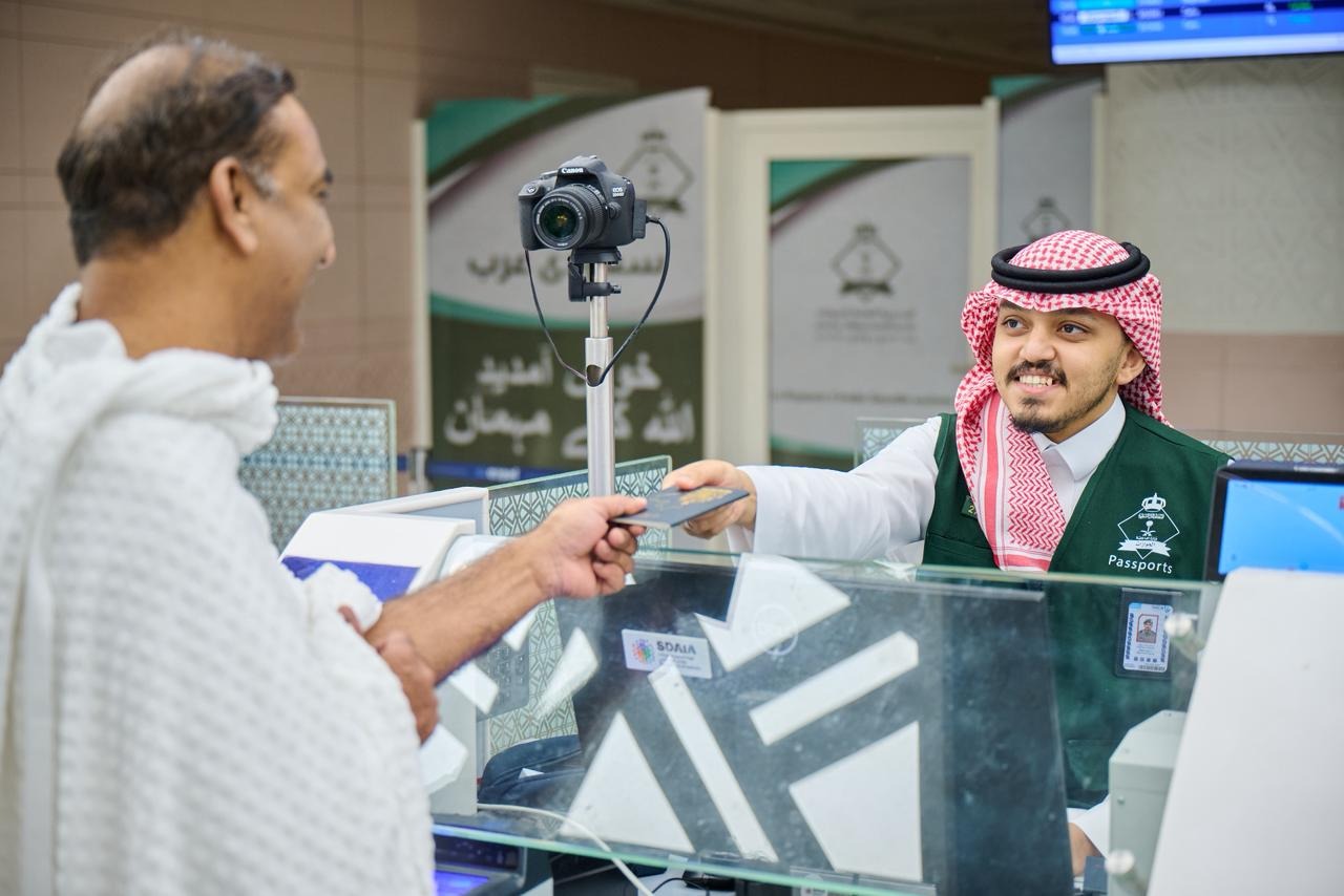 جوازات ميناء جدة تستقبل ضيوف الرحمن القادمين لأداء العمرة.. صور